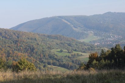 Góra Żar widziana spod Soliska (Żółty szlak z Tresnej Małej)