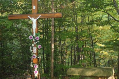 Krzyż i symboliczny stół mszalny ku pamięci ks. Stojakowskiego, który odprawiał tu nabożeństwa