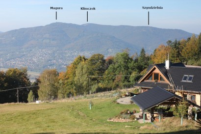 Panorama spod Magurki Łodygowickiej na szczyty Beskidu Śląskiego: Magurę, Klimczok i Szyndzielnię