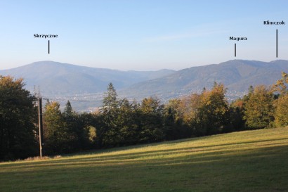 Panorama spod Magurki Wilkowickiej na szczyty Beskidu Śląskiego: Skrzyczne, Magurę i Klimczok