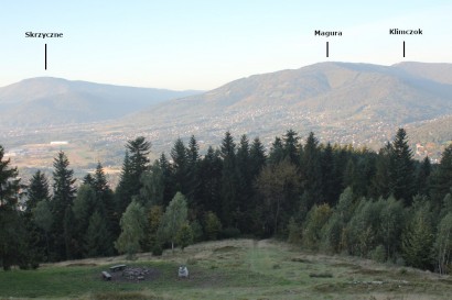 Panorama znad Chatki na Rogaczu na szczyty Beskidu Śląskiego: Skrzyczne, Magurę i Klimczok