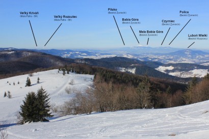Panorama z Hali Stumorgowej na Mogielicy na Babią Górę i Beskid Żywiecki. W oddali Mała Fatra.