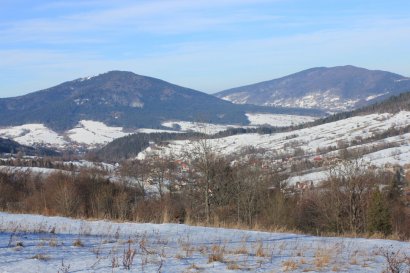 Zielony szlak z przełęczy E. Rydza-Śmigłego na Mogielicę: widok na Ćwilin i Śnieżnicę
