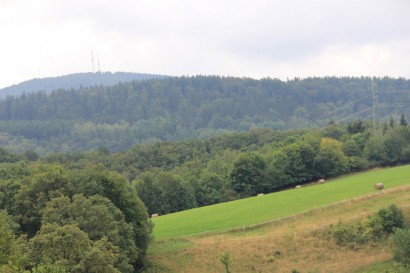 Widok na zamglony Chełmiec sponad Lubomina