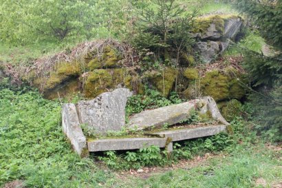 Kamienna ława w ruinach zamku Karpień