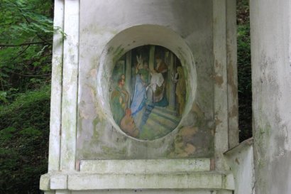 Kapliczka "Przepowiednia Symeona" przy niebieskim szlaku z Barda na Kalwarię