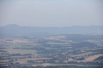 Kłodzka Góra: widok na Góry Stołowe (Szczeliniec Wielki z lewej)