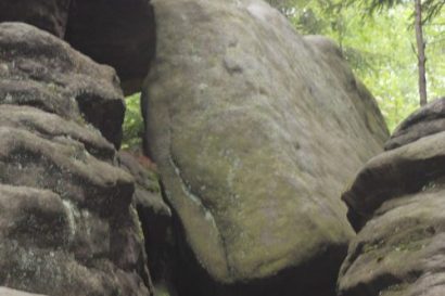 Labirynt Błędne Skały - wisząca skała