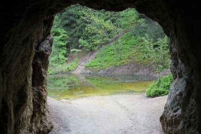 Żółte Jeziorko - skalny tunel