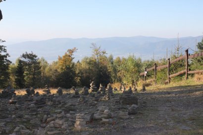 Kopczyki z kamieni nieopodal ruin schroniska "Widok na Tatry"