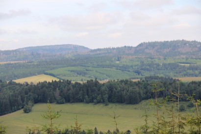 Skalniak (z lewej) i Narożnik (z prawej) w Górach Stołowych widziane z Grodczyna