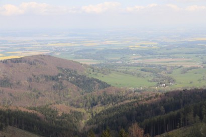 Orlicka Kopa: panorama czeskich Gór Złotych. W tle Jezioro Otmuchowskie
