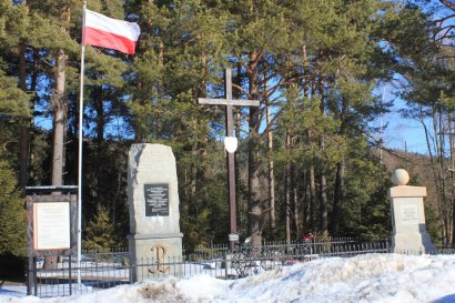 Przełęcz E. Rydza-Śmigłego: pomnik, krzyż, tablica pamiątkowa