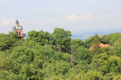 Widok z wieży widokowej na Ślęży: wieża kościelna i dach schroniska PTTK