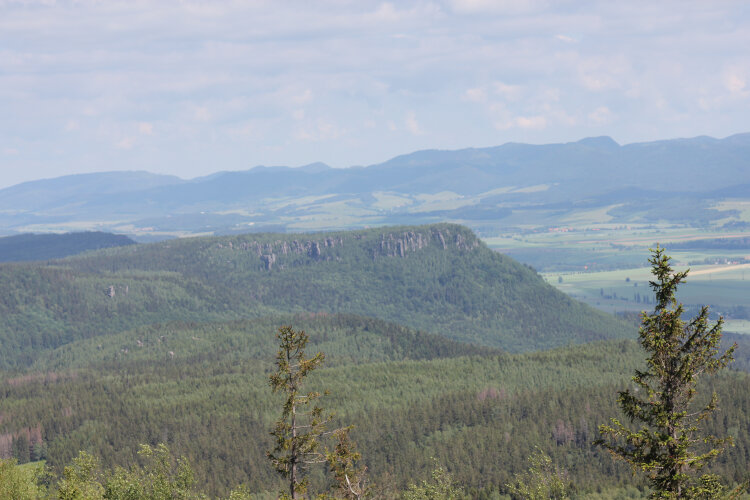 Widoki ze Szczelińca Wielkiego na czeskie Góry Stołowe