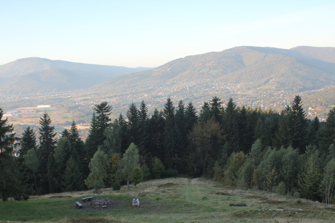 Widok na Skrzyczne (z lewej) spod Chatki na Rogaczu, po prawej szeroka Magura i w tle Klimczok - z polaną podszczytową