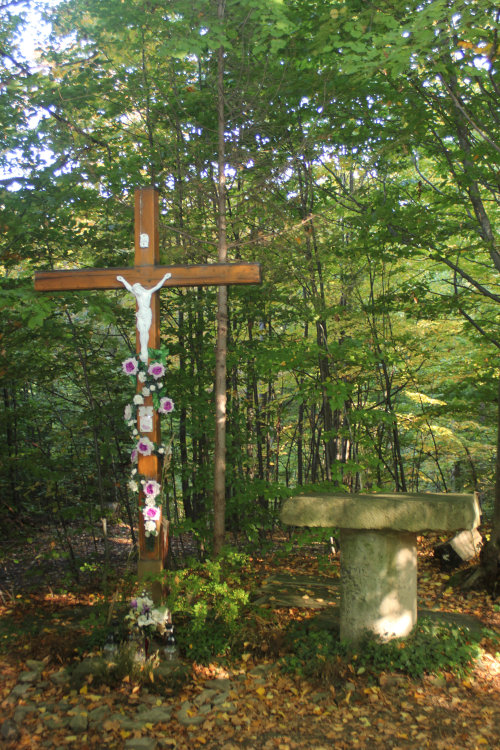 Krzyż i symboliczny stół mszalny ku pamięci ks. Stojakowskiego, który odprawiał tu nabożeństwa