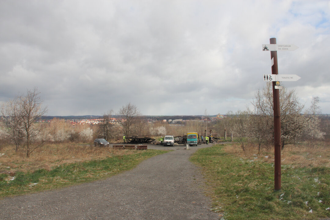 Kozia Góra - widok na Prudnik i pozostałości wieży widokowej