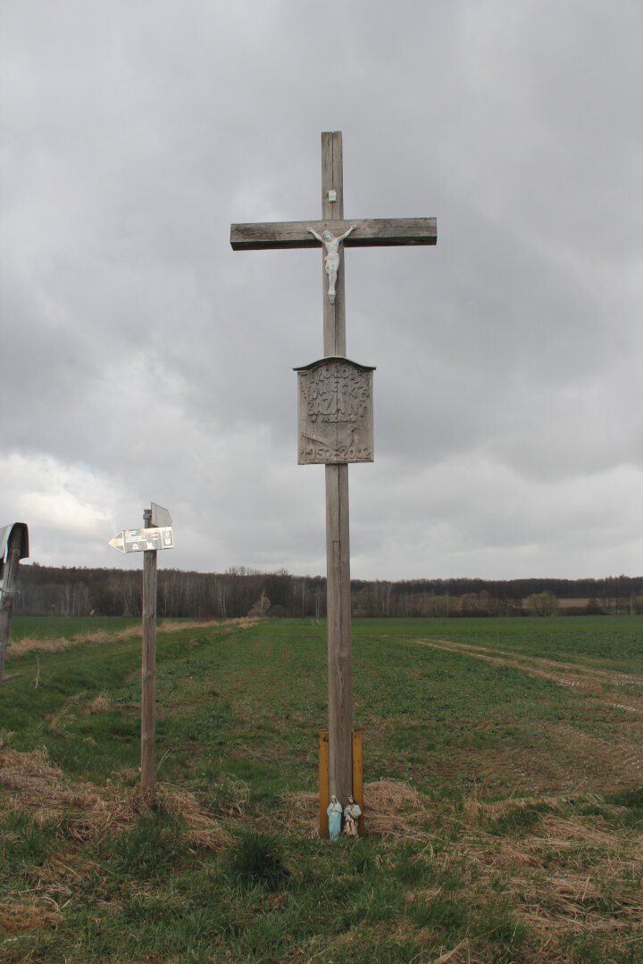 Krzyż na skrzyżowaniu - idąc niebieskim szlakiem z Prudnika, skręć przy nim w prawo