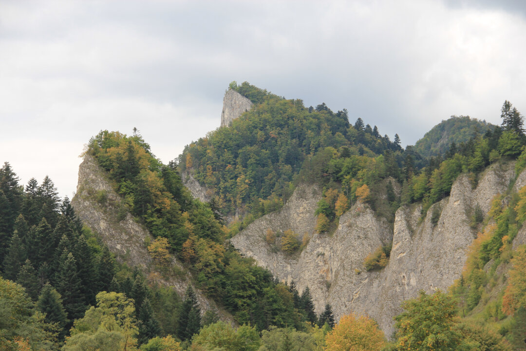 Skalne ściany przy ujściu Leśnickiego Potoku do Dunajca
