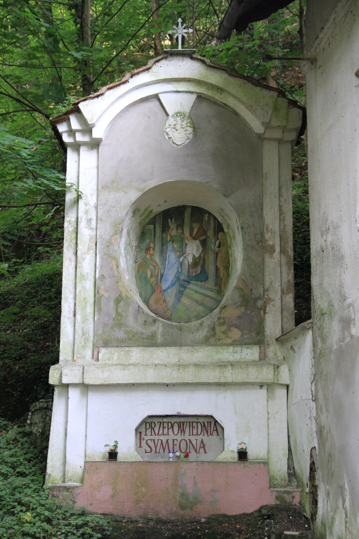 Kapliczka "Przepowiednia Symeona" przy niebieskim szlaku z Barda na Kalwarię