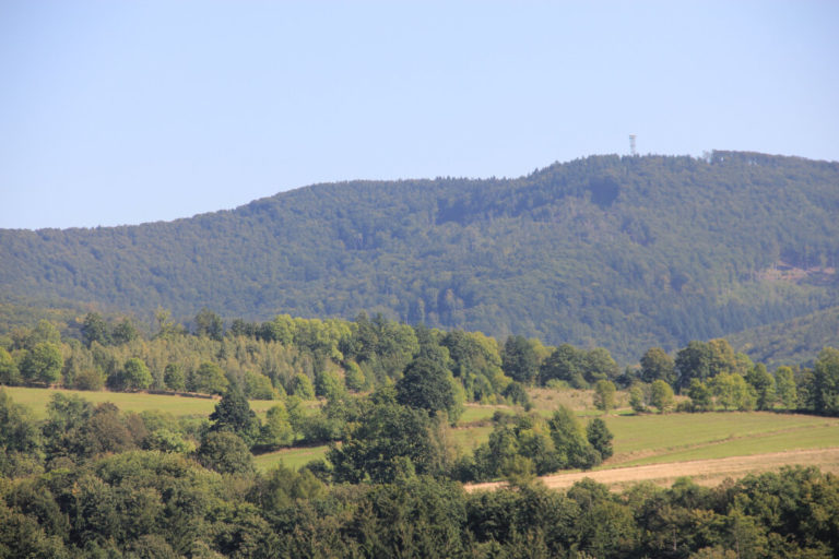 Kłodzka Góra (z wieżą), na lewo Szeroka Góra