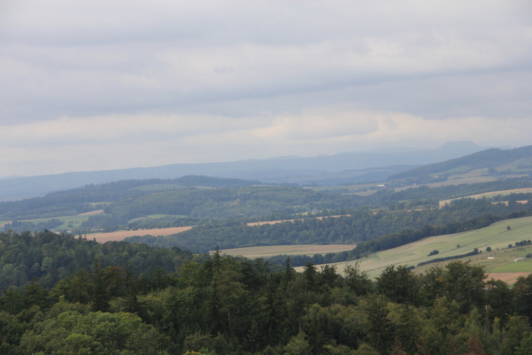 Widok na Góry Bystrzyckie i Góry Stołowe (obydwa pasma na horyzoncie) z obrywu skalnego