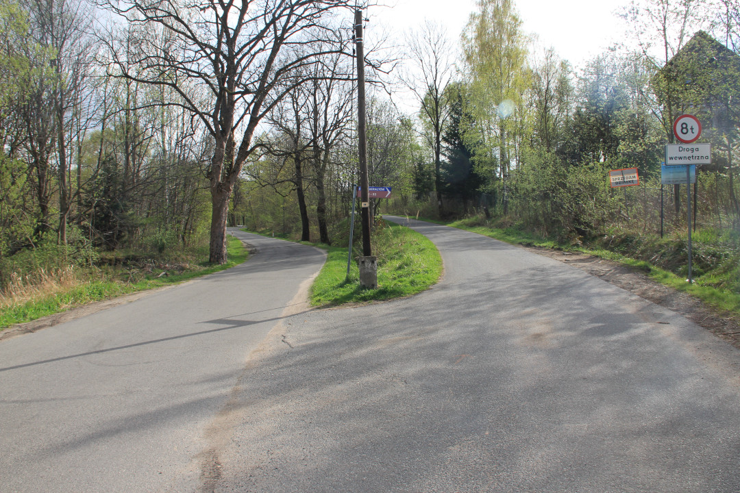 Czerwony szlak z Gierałtowa na Czernicę: na lewo na przełęcz Gierałtowską, na prawo na Czernicę