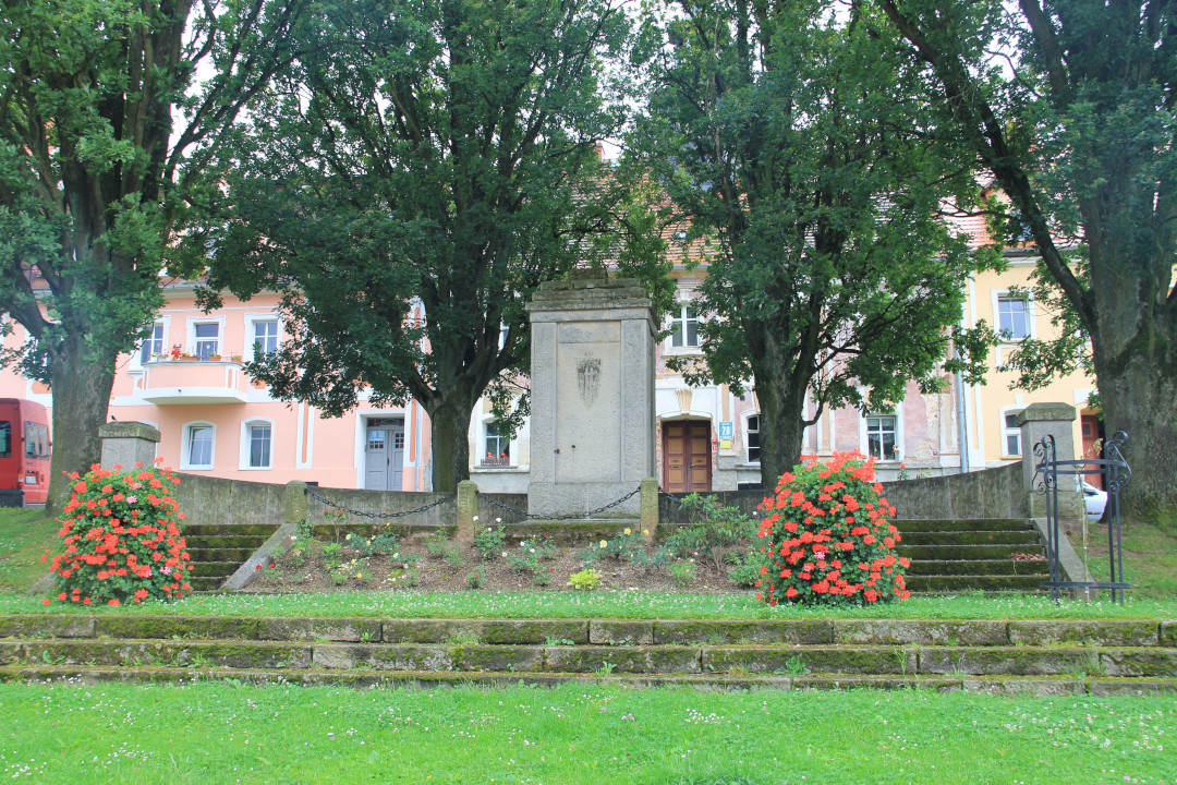 Pomnik bohaterów w Lewinie Kłodzkim